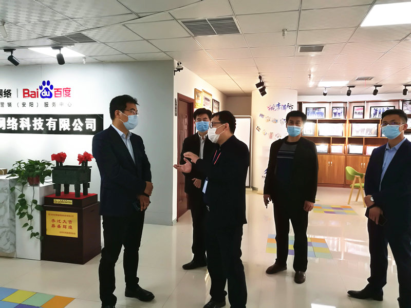 安陽市商務(wù)局副局長張躍勇，攜同天津伍創(chuàng)電子商務(wù)有限公司李富民一行蒞臨安陽青峰網(wǎng)絡(luò)參觀指導(dǎo)?。? /></a></div>
                	<div   id=